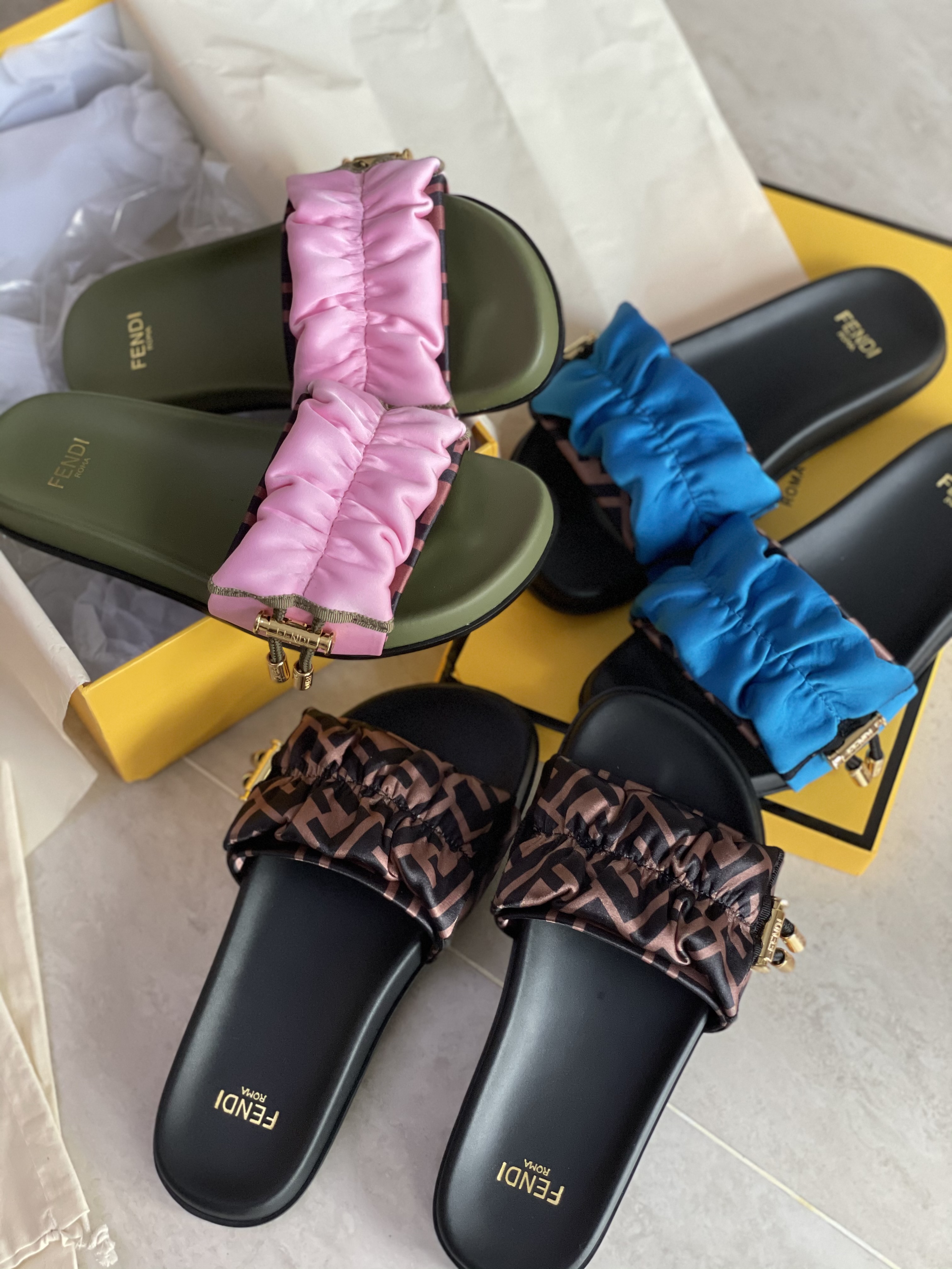 Designer satin slides Women Flat Slipper gold-finish logo stopper drawstring Fashion Brand Wide-band flat slide Summer Beach sandals 3 Color, Black
Designer satin slides Women Flat Slipper gold-finish logo stopper drawstring Fashion Brand Wide-band flat slide Summer Beach sandals 3 Color, Black