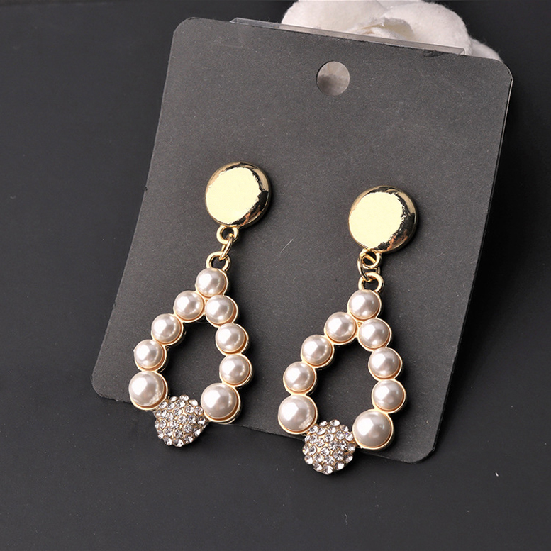 2color 18K Gold Plated Copper Women Letters Long Stud Earrings Korean Vintage Designer Small Sweet Wind Ladies Stamp Pearl Pearl Diamond Earring Metal Alloy Jewelry
2color 18K Gold Plated Copper Women Letters Long Stud Earrings Korean Vintage Designer Small Sweet Wind Ladies Stamp Pearl Pearl Diamond Earring Metal Alloy Jewelry