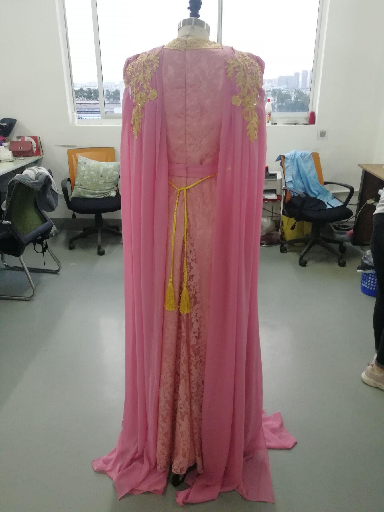 Dubai Abaya Kaftan Pink Evening Dresses 2021 Sexy V Neck Chiffon Gold Applique Beaded Long Prom Dress Moroccan Formal Party Gown Robe De Soirée Mariag