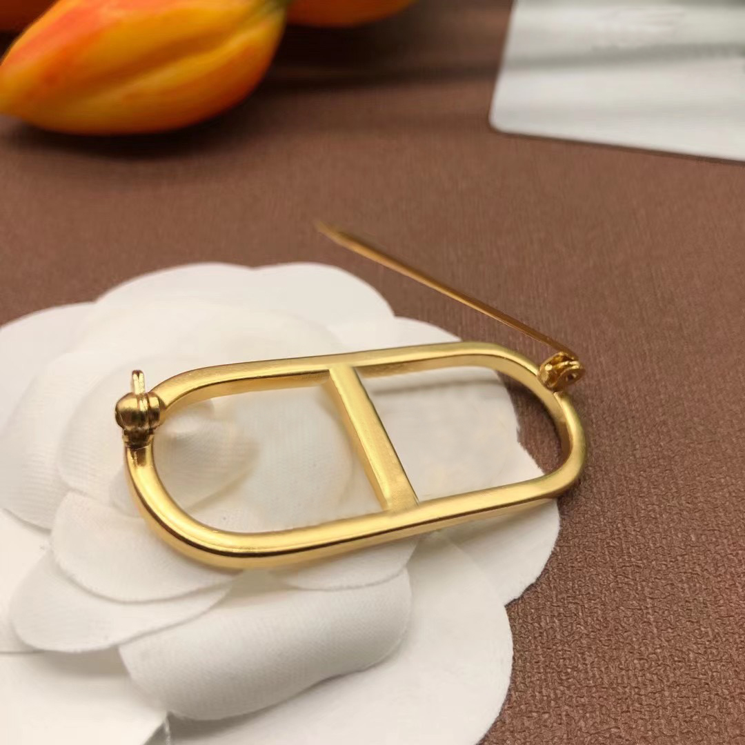 Luxury Designer JewelryFamous Fashion Brand Gold Letter Mens Women Accessorie sHigh Quality Brooch Wedding Party Dress Clothing Ornaments, Gray
Luxury Designer JewelryFamous Fashion Brand Gold Letter Mens Women Accessorie sHigh Quality Brooch Wedding Party Dress Clothing Ornaments, Gray