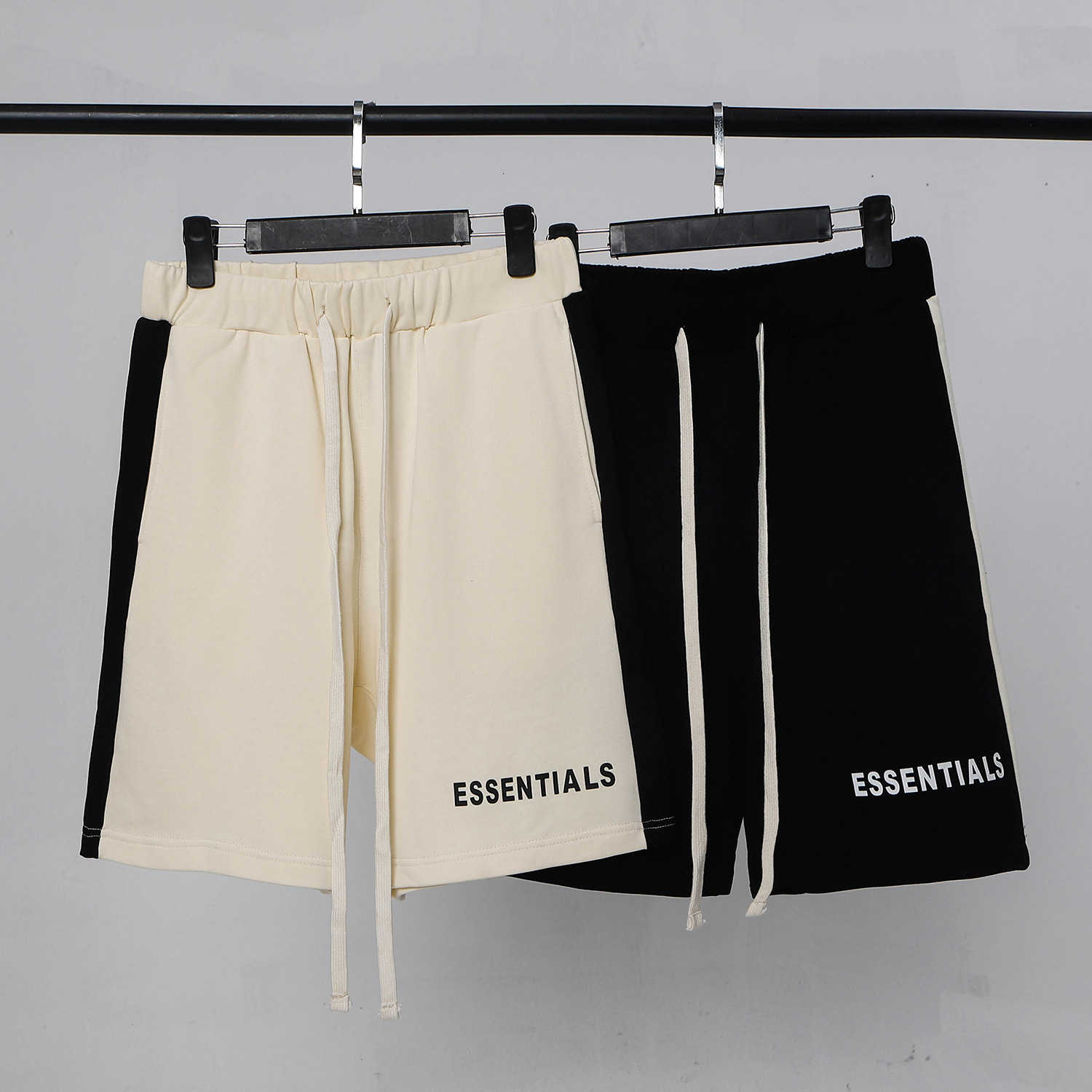 Men's Shorts High street fearof God fog double track essentials side stitching five point pants sports trend, White;black
Men's Shorts High street fearof God fog double track essentials side stitching five point pants sports trend, White;black