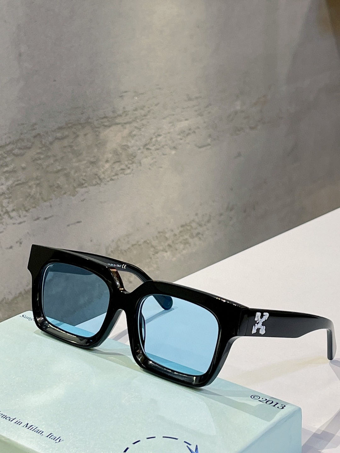 Classic retro mens sunglasses fashion design womens glasses luxury brand designer eyeglass top quality Simple business style with case OW40001U size 52-21-145
Classic retro mens sunglasses fashion design womens glasses luxury brand designer eyeglass top quality Simple business style with case OW40001U size 52-21-145
