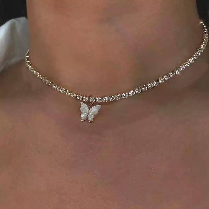 Pendant Necklaces UFOORO Vintage Rhinestone Butterfly Choker Necklace Temperament Hundred Collarbone Chain With Gift Box
Pendant Necklaces UFOORO Vintage Rhinestone Butterfly Choker Necklace Temperament Hundred Collarbone Chain With Gift Box