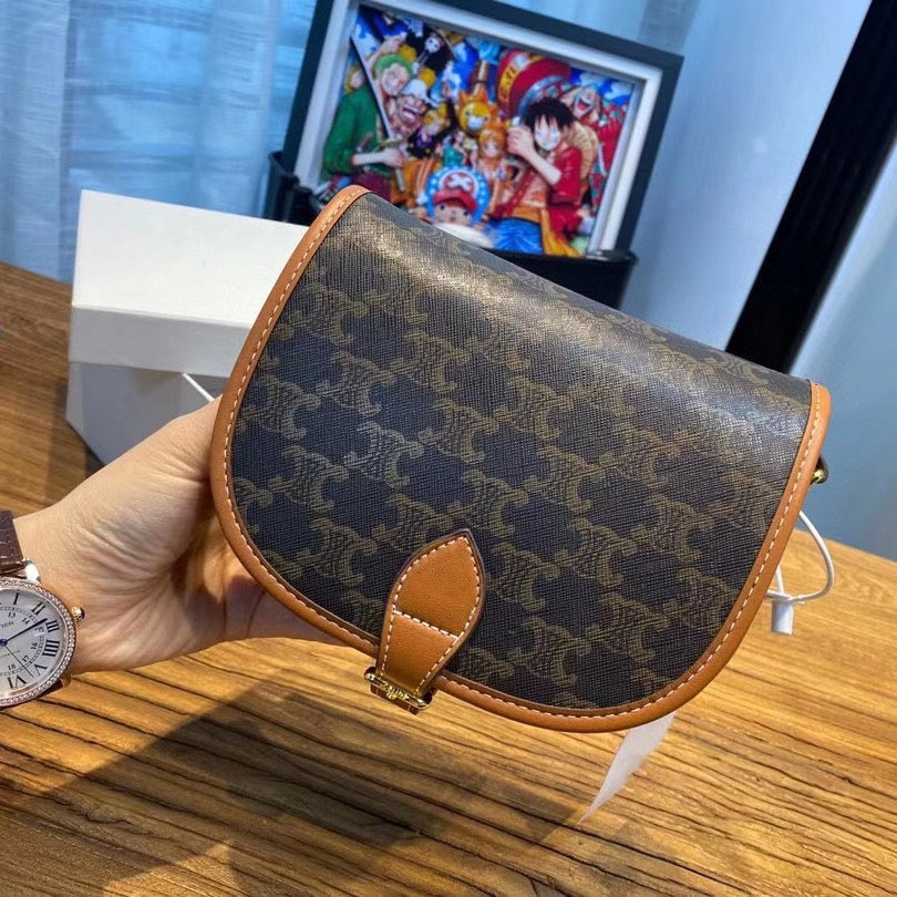 Li Qin's same triumphal arch underarm saddle middle ancient flower avabag Single Shoulder Messenger Drawstring Bucket Bag, Saddle bag with box
Li Qin's same triumphal arch underarm saddle middle ancient flower avabag Single Shoulder Messenger Drawstring Bucket Bag, Saddle bag with box