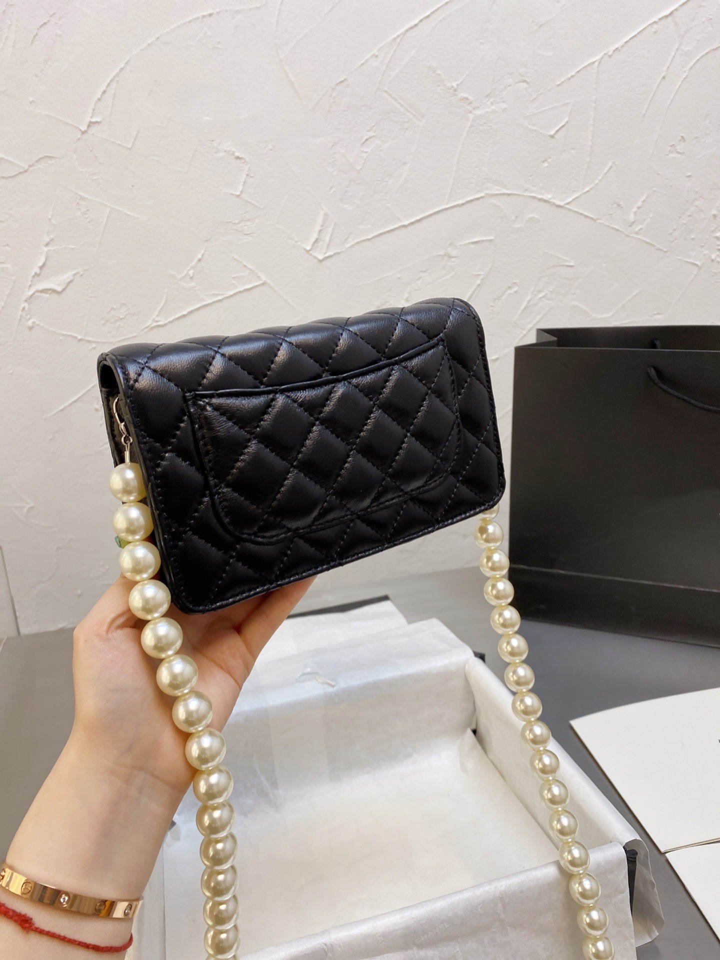 Re-Edition Designers Bags High quality messenger bag Genuine Leather Diamond Lattice handbag equipped with classic pearl chain shoulder strap
Re-Edition Designers Bags High quality messenger bag Genuine Leather Diamond Lattice handbag equipped with classic pearl chain shoulder strap