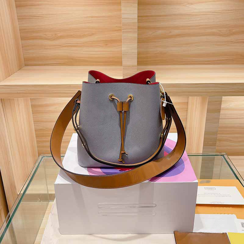 Handbag Women Luxurys Designers Bags 2021 Crossbody Bag Drawstring Bucket Genuine Leather Hollow Out Letter Flower Gold Hardware Detachable, No bags;make up the difference
Handbag Women Luxurys Designers Bags 2021 Crossbody Bag Drawstring Bucket Genuine Leather Hollow Out Letter Flower Gold Hardware Detachable, No bags;make up the difference