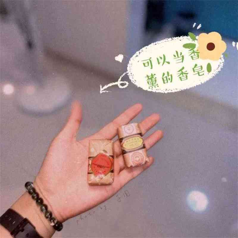 The same bee sandalwood mini brush cleaning portable travel moisture-proof and insect proof aromatic soap
The same bee sandalwood mini brush cleaning portable travel moisture-proof and insect proof aromatic soap