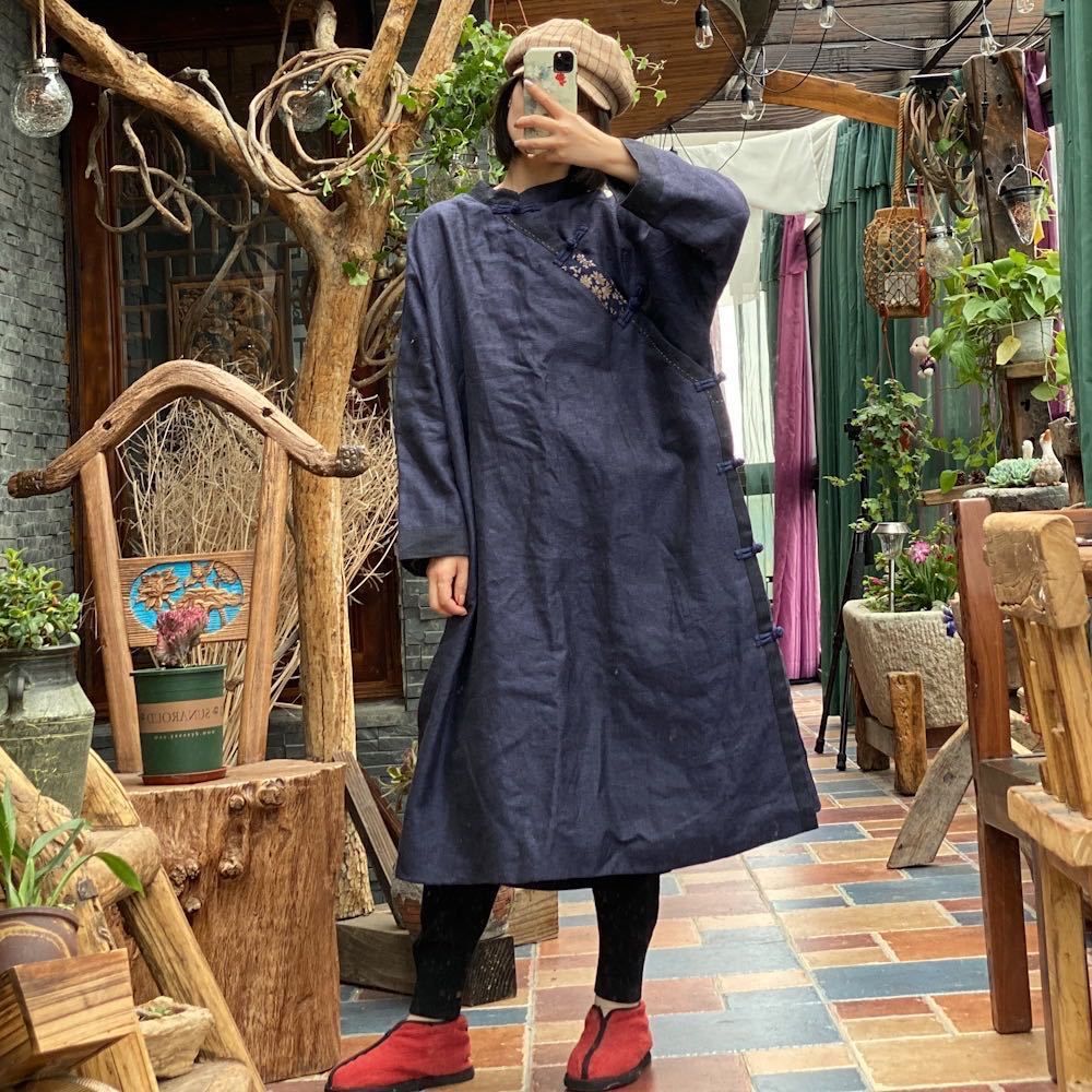 Johnature Women Vintage Embroidery Dresses Blue Button Stand Long Sleeve Robes Spring Solid Color Chinese Style Dress 210521
Johnature Women Vintage Embroidery Dresses Blue Button Stand Long Sleeve Robes Spring Solid Color Chinese Style Dress 210521