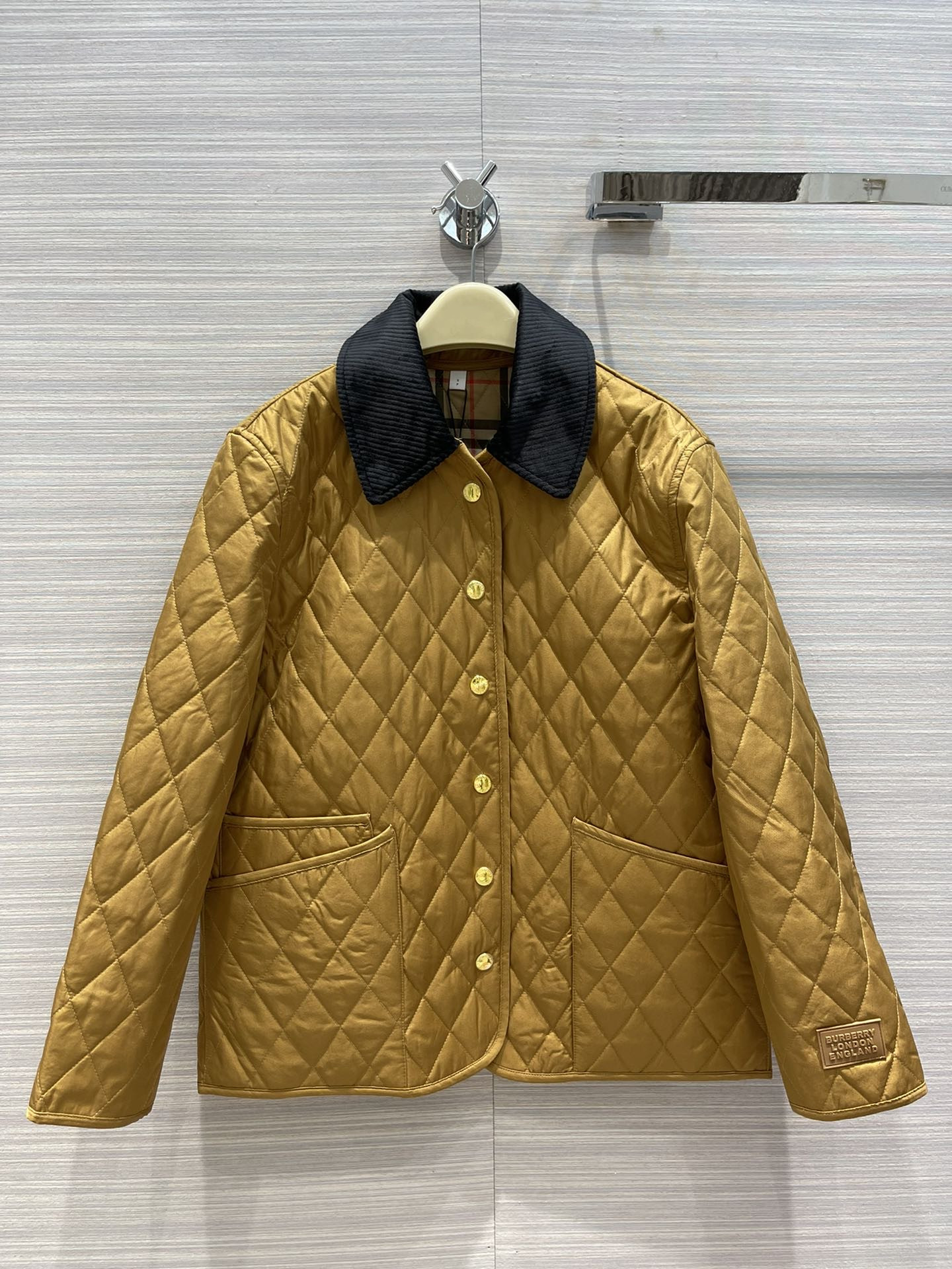Milan Runway Coats 2021 Autumn Long Sleeve Lapel Neck Women' Jackets Designer Brand Same Style Outerwear 0714-20, Picture color
Milan Runway Coats 2021 Autumn Long Sleeve Lapel Neck Women' Jackets Designer Brand Same Style Outerwear 0714-20, Picture color