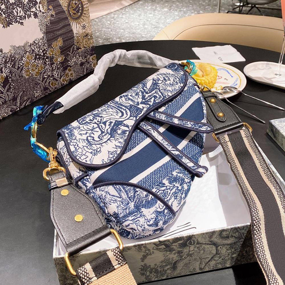 Wholesale Top Quality Designer Bag Women Fashion Gold Metal Saddle Pochette Handbags Female Crossbody Handbag Shoulder Phone Vintage Bags Purse with Box
Wholesale Top Quality Designer Bag Women Fashion Gold Metal Saddle Pochette Handbags Female Crossbody Handbag Shoulder Phone Vintage Bags Purse with Box