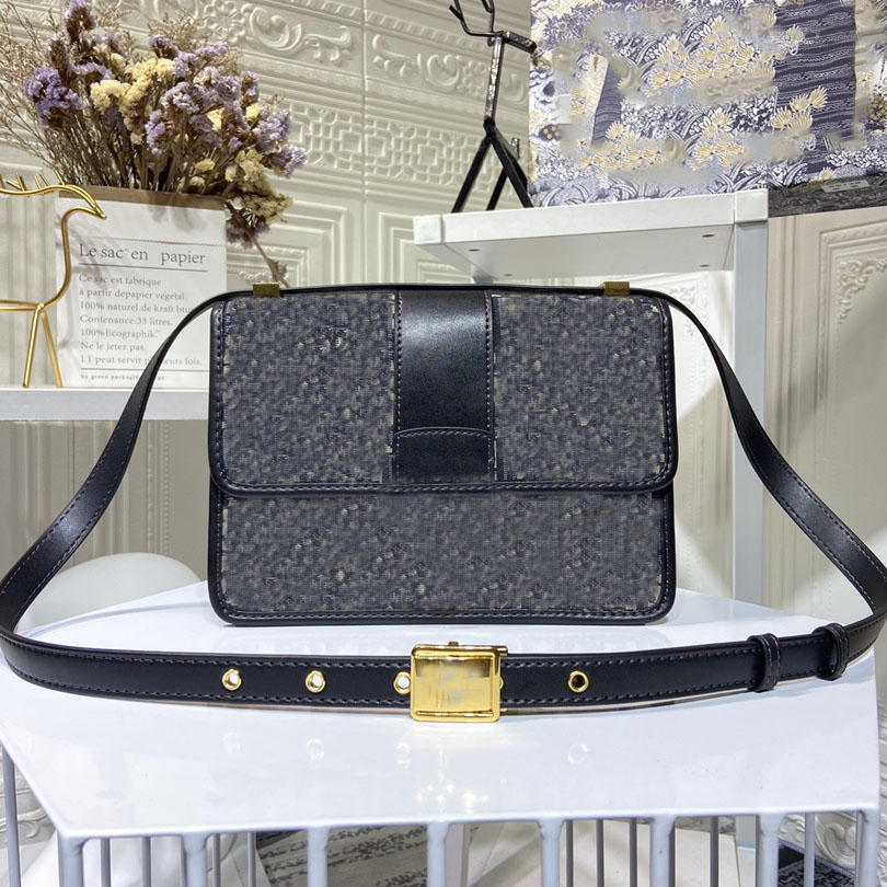 Designer Shoulder Bags Crossbody Bag top canvas material Printed letter decoration high quality ladies luxury style
Designer Shoulder Bags Crossbody Bag top canvas material Printed letter decoration high quality ladies luxury style
