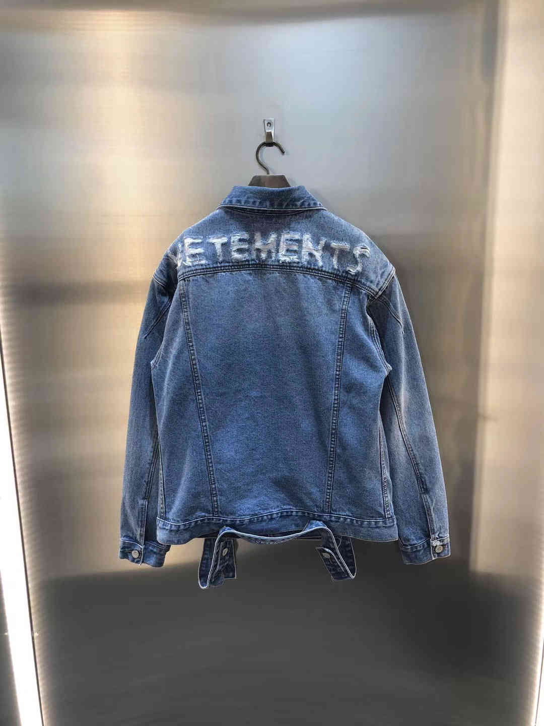 2020ss Best Quality Back Destroyed Vetements Denim Jackets Men Women Hiphop Vetements Patchwork Men Cotton Jean Jacket Coats C0421, Blue
2020ss Best Quality Back Destroyed Vetements Denim Jackets Men Women Hiphop Vetements Patchwork Men Cotton Jean Jacket Coats C0421, Blue