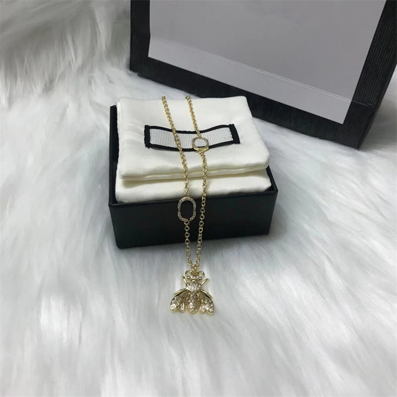 Ladies Bee Letter Diamond Pendant Necklace with Box Party Festival Fashion Gift Jewelry Charm Exquisite Trendy Bling Chain
Ladies Bee Letter Diamond Pendant Necklace with Box Party Festival Fashion Gift Jewelry Charm Exquisite Trendy Bling Chain