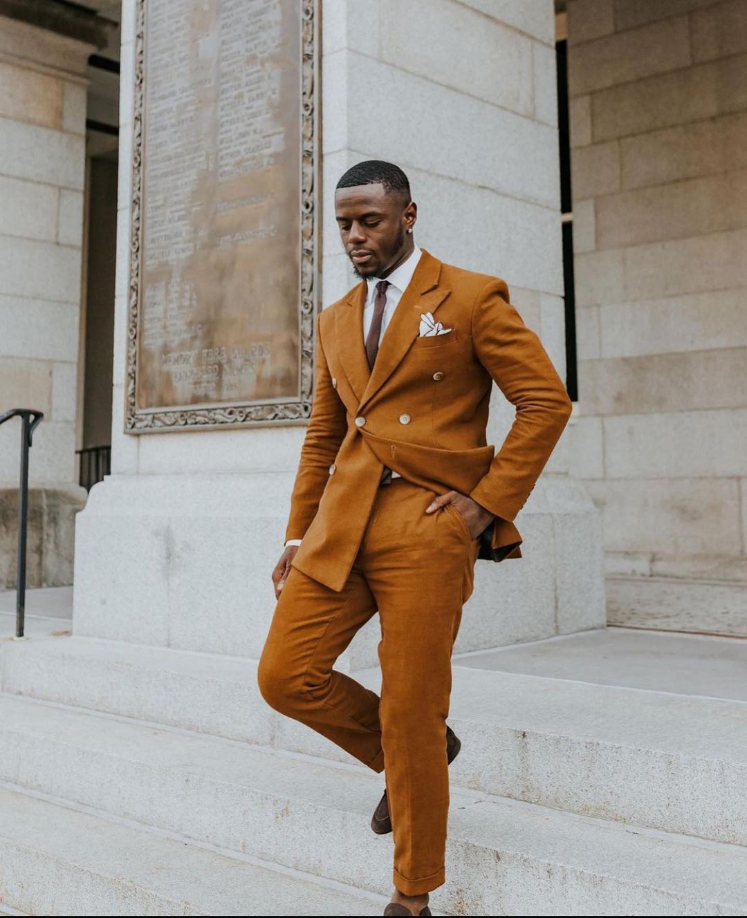 Fashion Double Breasted Mens Customized Wedding Tuxedos Peaked Lapel Groom Wear Dinner Prom Party Blazer (Jacket+Pants)