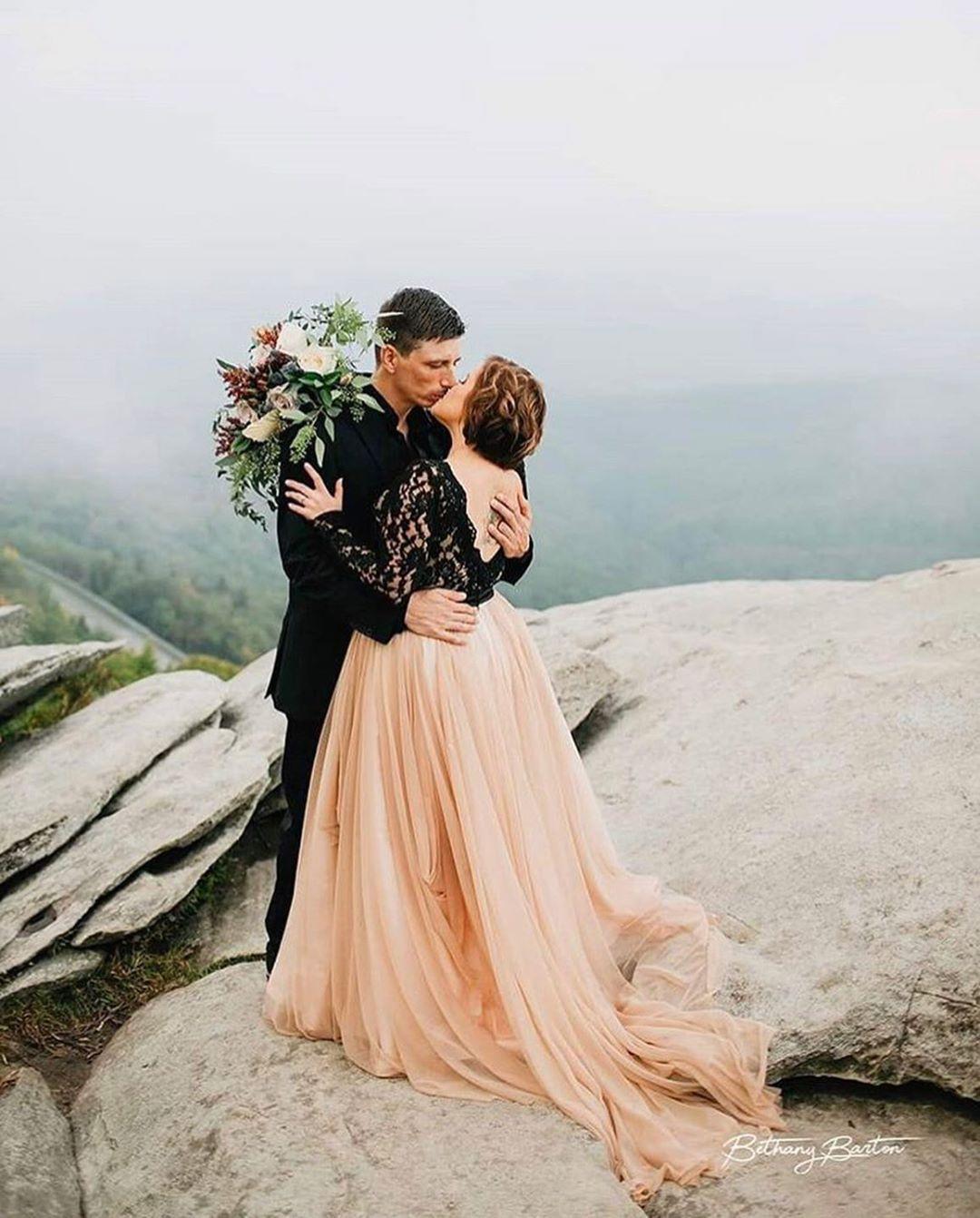Gothic Black And Nude A Line Wedding Dresses Country Bridal Gowns Plus Size Vintage Tulle Lace Bride Dress With Long Sleeves V-Neck 2021 Autumn robe d