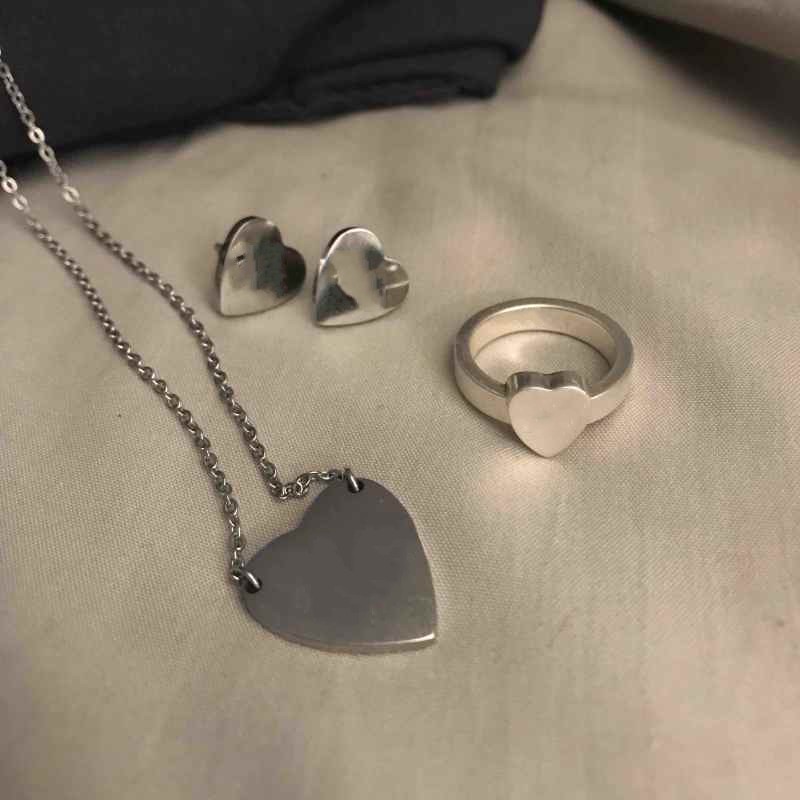 High Polished Extravagant Simple heart Love Ring Necklace Earrings Gold Silver Rose Colors Stainless Steel Couple Rings Fashion Women Designer Sets Wholesale
High Polished Extravagant Simple heart Love Ring Necklace Earrings Gold Silver Rose Colors Stainless Steel Couple Rings Fashion Women Designer Sets Wholesale