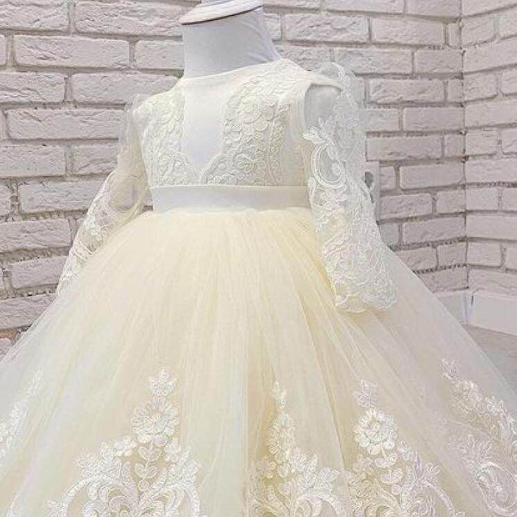 2021 Ivory Lace Flower Girl Dresses Ball Gown Long Sleeves Vintage Lilttle Kids Birthday Pageant Weddding Gowns