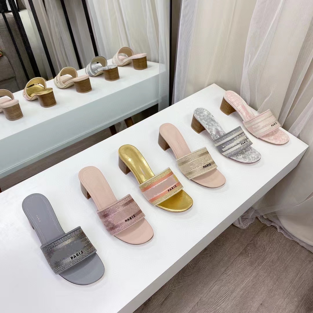 2022 womens slippers designer shoes fashion sandals latest High quality women slipperss weaving thick soles softness comfort Ladies wedding dress With box 
2022 womens slippers designer shoes fashion sandals latest High quality women slipperss weaving thick soles softness comfort Ladies wedding dress With box