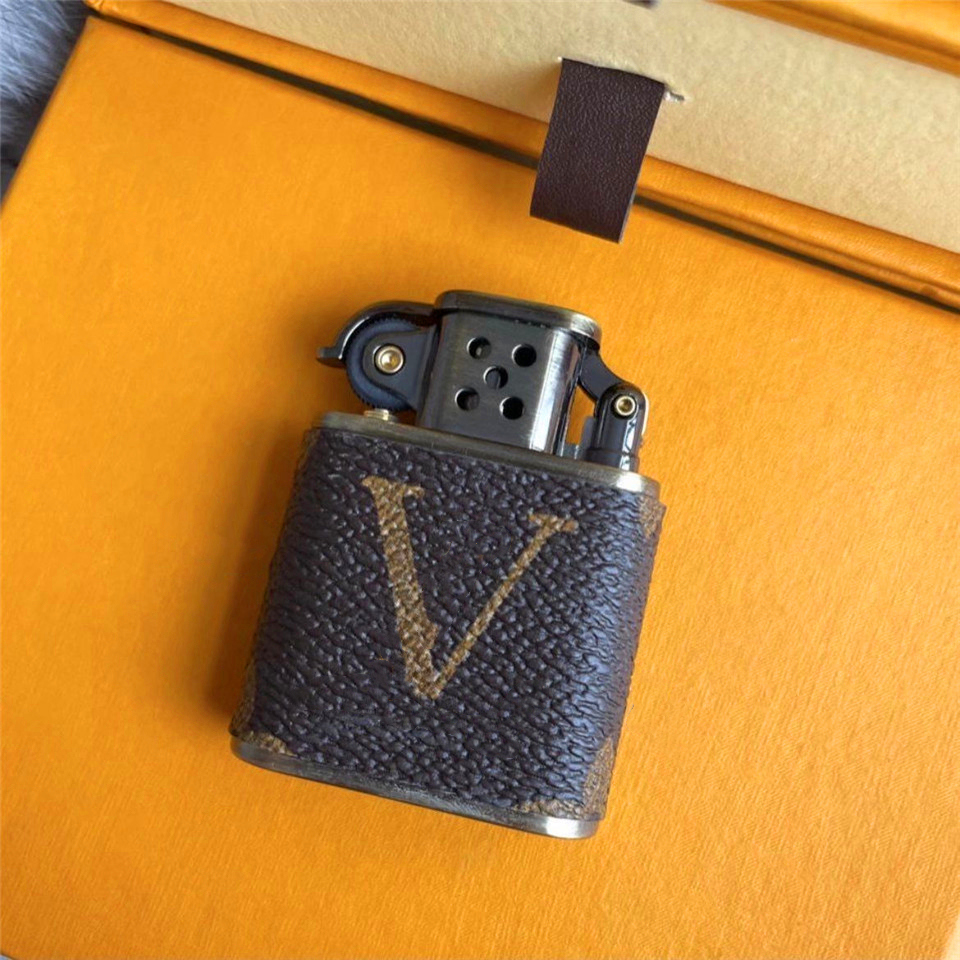 ILVI Leather Kerosene Lighter Collectable Wind-proof Pure Copper Thin Fuel Compact Key Chain Petrol Grinding Wheel Lighters Outdoor Tools Christmas present
ILVI Leather Kerosene Lighter Collectable Wind-proof Pure Copper Thin Fuel Compact Key Chain Petrol Grinding Wheel Lighters Outdoor Tools Christmas present