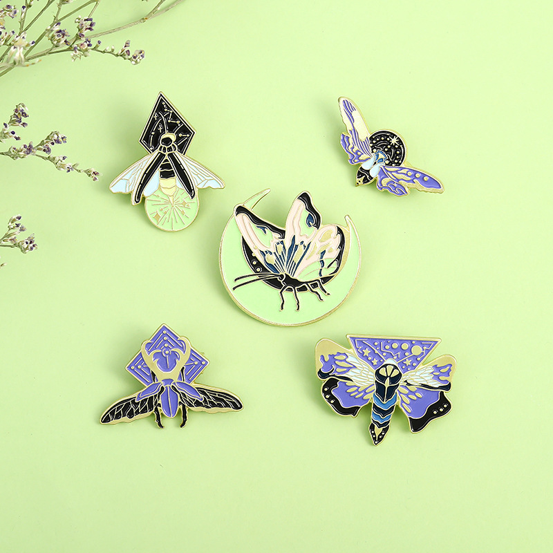 Cartoon creative enamel luminous insect ornament moth animal firefly butterfly luminous alloy Brooch, Gray
Cartoon creative enamel luminous insect ornament moth animal firefly butterfly luminous alloy Brooch, Gray
