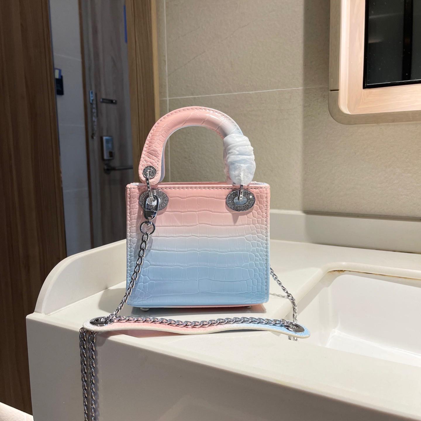Latest Style bag Luxury Designer Handbag FASHION Global Limited Edition leather Shoulder Bags Waist bagss for men and women 17cm NO1, Box
Latest Style bag Luxury Designer Handbag FASHION Global Limited Edition leather Shoulder Bags Waist bagss for men and women 17cm NO1, Box