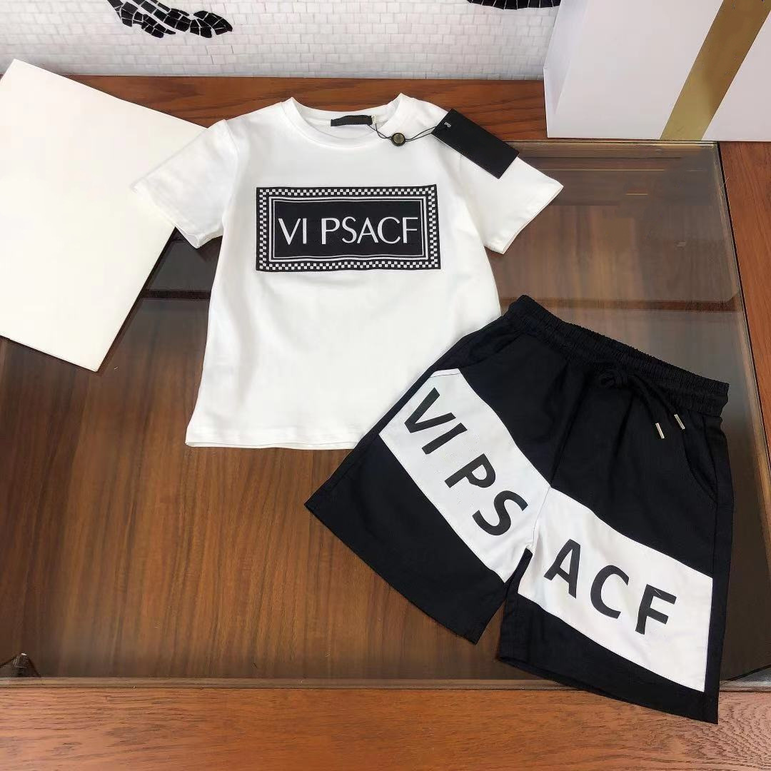 2021ss Designers Clothes Kids sets Ver and sace boys summer cotton t-shirt+shorts great quality children suit sport size110-150 baby clothes, White
2021ss Designers Clothes Kids sets Ver and sace boys summer cotton t-shirt+shorts great quality children suit sport size110-150 baby clothes, White