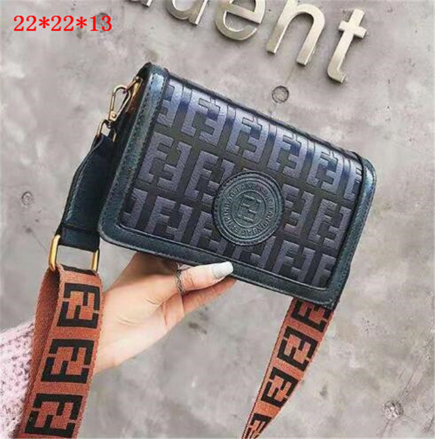 Embossed Hand-held Shopping Bags Ff Sheepskin Stick Single Shoulder Slant Cross Relief Flap Underarm Chain Strip Small Square Bag high quality, B21
Embossed Hand-held Shopping Bags Ff Sheepskin Stick Single Shoulder Slant Cross Relief Flap Underarm Chain Strip Small Square Bag high quality, B21