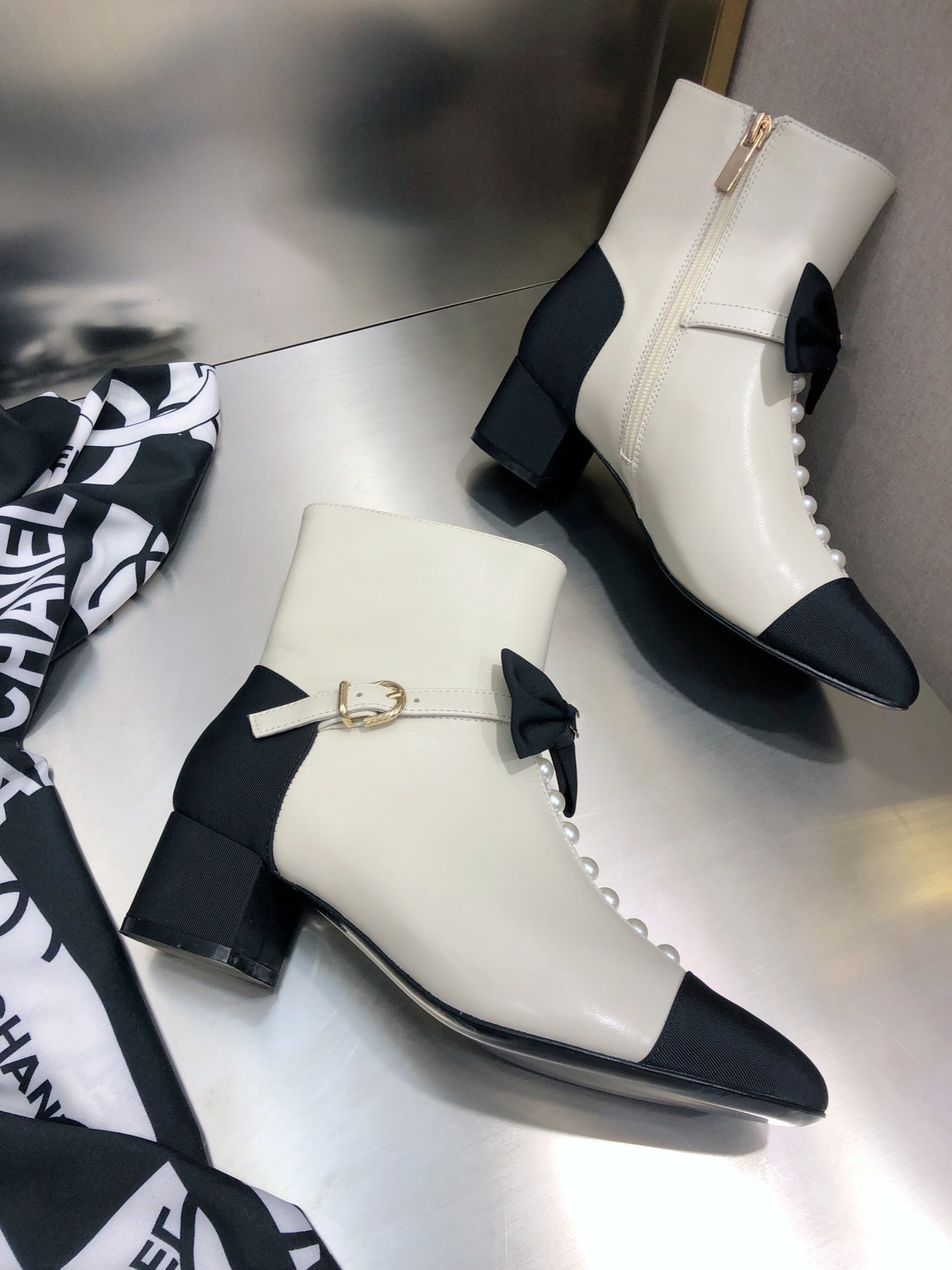 New winter high heeled and thick with short boots miss big aristocratic palace fashion wind small princess girl heart bows Size 35 to 41, Box
New winter high heeled and thick with short boots miss big aristocratic palace fashion wind small princess girl heart bows Size 35 to 41, Box