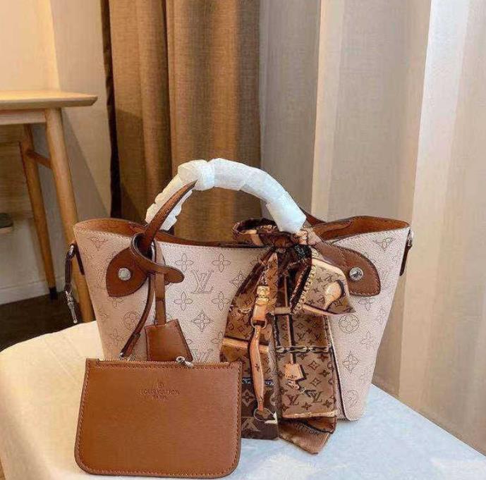 Women Luxurys Designers Bags 2021 LV LOUIS VITTON Handbags Purse Totes Large Capacity Ladies Simple Shopping Handbag Leather Sho, Red;black
Women Luxurys Designers Bags 2021 LV LOUIS VITTON Handbags Purse Totes Large Capacity Ladies Simple Shopping Handbag Leather Sho, Red;black