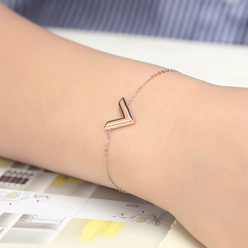 Top Quality Simple Style Women Designer Bracelets Stainless Steel 3 Colors Gold Plated V Letter Love Bracelet Lady Gifts Fahion Jewelry Wholesale
Top Quality Simple Style Women Designer Bracelets Stainless Steel 3 Colors Gold Plated V Letter Love Bracelet Lady Gifts Fahion Jewelry Wholesale