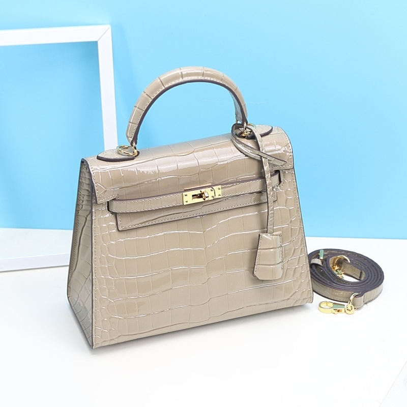 Women Luxurys Designers Bags 2021 second generation fashion personality portable messenger leathe Designer Handbag Handbags Totes Crossbody Bag
Women Luxurys Designers Bags 2021 second generation fashion personality portable messenger leathe Designer Handbag Handbags Totes Crossbody Bag