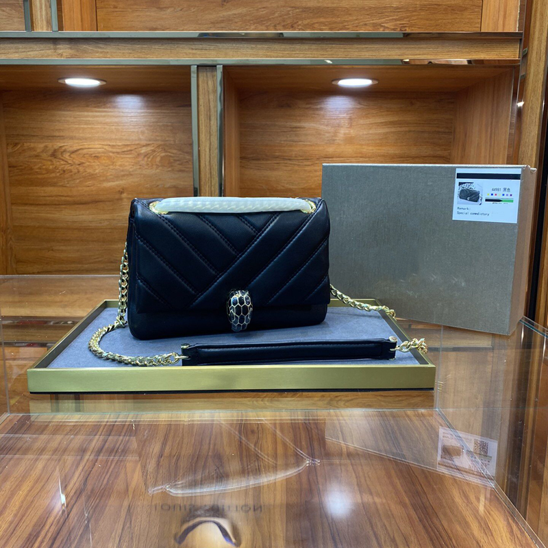 Top Quality Lamb Skin Famous Designer Luxury Women Bag Shoulder Messenger Crossbody Cellphone Handbag Purse Gold Chain Female Package Wholes
Top Quality Lamb Skin Famous Designer Luxury Women Bag Shoulder Messenger Crossbody Cellphone Handbag Purse Gold Chain Female Package Wholes