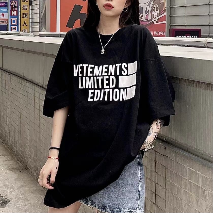 spoof Vetements 2021 VTM spring and limited summer edition letter print short sleeve t-shirt men's and women's OS loose fit, White;black
spoof Vetements 2021 VTM spring and limited summer edition letter print short sleeve t-shirt men's and women's OS loose fit, White;black