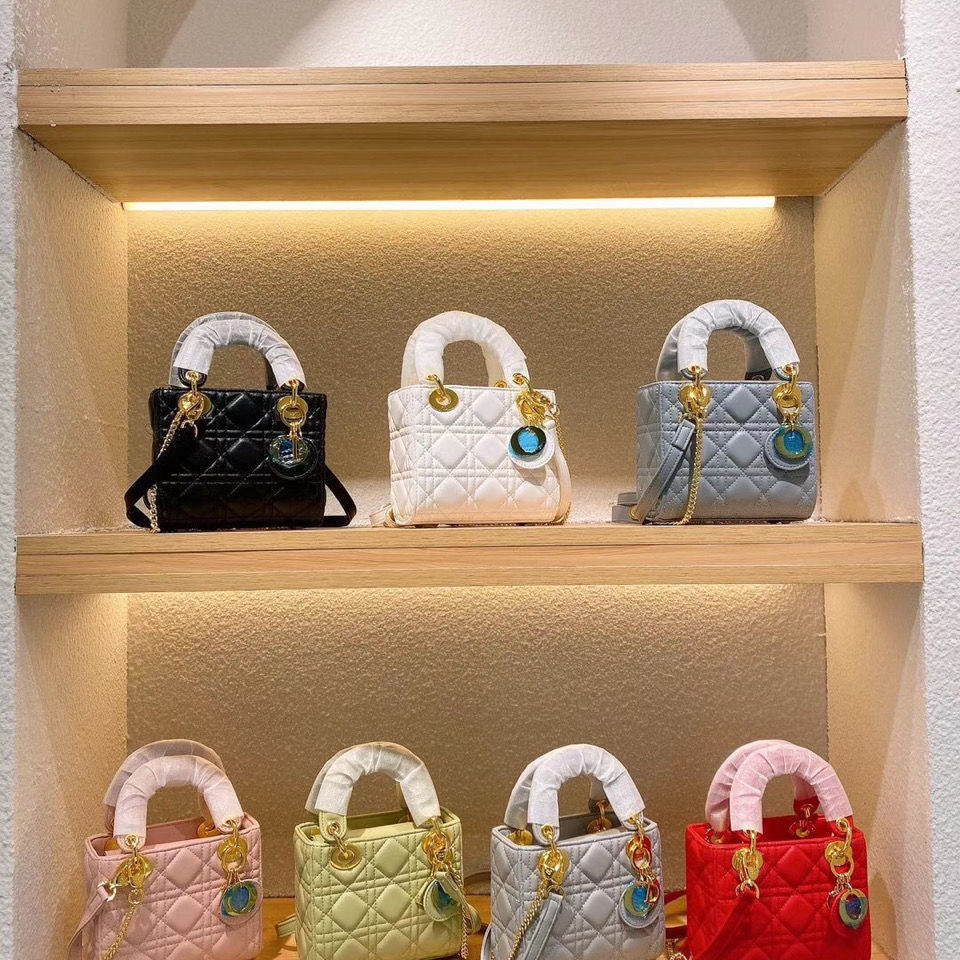 Handbag Women Luxurys Designers Bags 2021 High Quality Crossbody Bag Zhouzhoubao123 Purse Wallet designer handbags Diana summer temperament, Red
Handbag Women Luxurys Designers Bags 2021 High Quality Crossbody Bag Zhouzhoubao123 Purse Wallet designer handbags Diana summer temperament, Red
