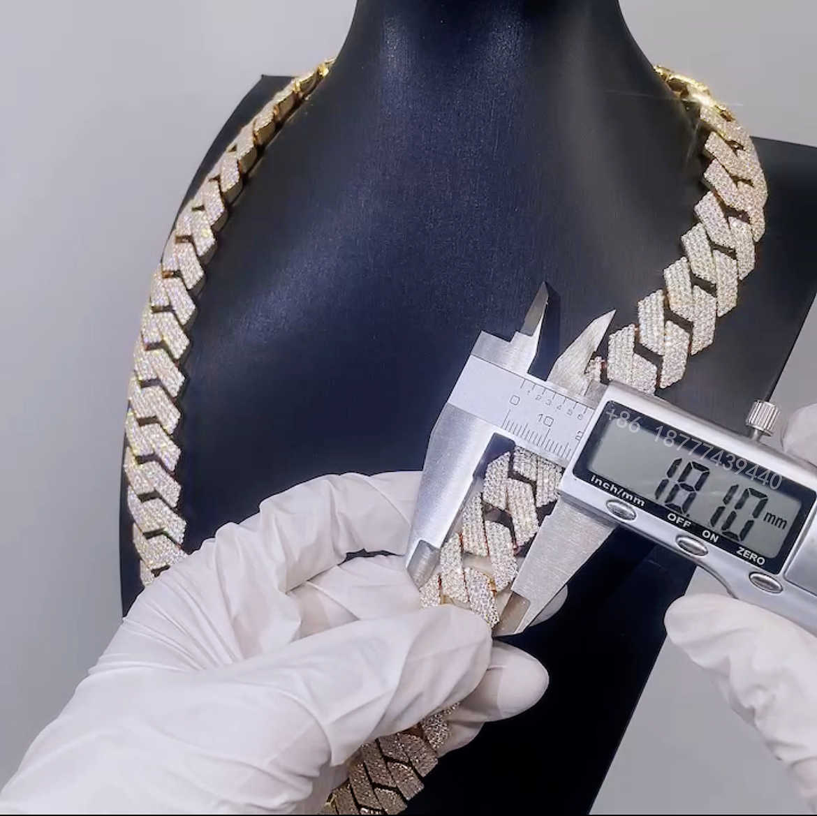 3-4row 18-20mm Width 8''-24'' Moissanite Cuban Link Chain S925 Iced Out Hip Hop Mens Necklace
3-4row 18-20mm Width 8''-24'' Moissanite Cuban Link Chain S925 Iced Out Hip Hop Mens Necklace