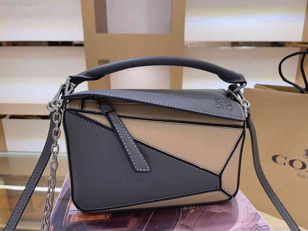 Women Luxurys Designers Bags 2021 TB organ chain strip small square litc Crossbody Bag totes designer handbag Purse Wallet Handbags tote TZ9F
Women Luxurys Designers Bags 2021 TB organ chain strip small square litc Crossbody Bag totes designer handbag Purse Wallet Handbags tote TZ9F