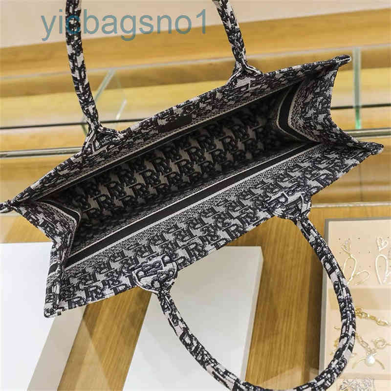 Good Luxury D bag bags Wholesale Top Quality esigners Bag Fashion Book Tote Woman Canvas Embroidery esigner Handbags Oblique old flower Shoulder dio, Gray letter
Good Luxury D bag bags Wholesale Top Quality esigners Bag Fashion Book Tote Woman Canvas Embroidery esigner Handbags Oblique old flower Shoulder dio, Gray letter