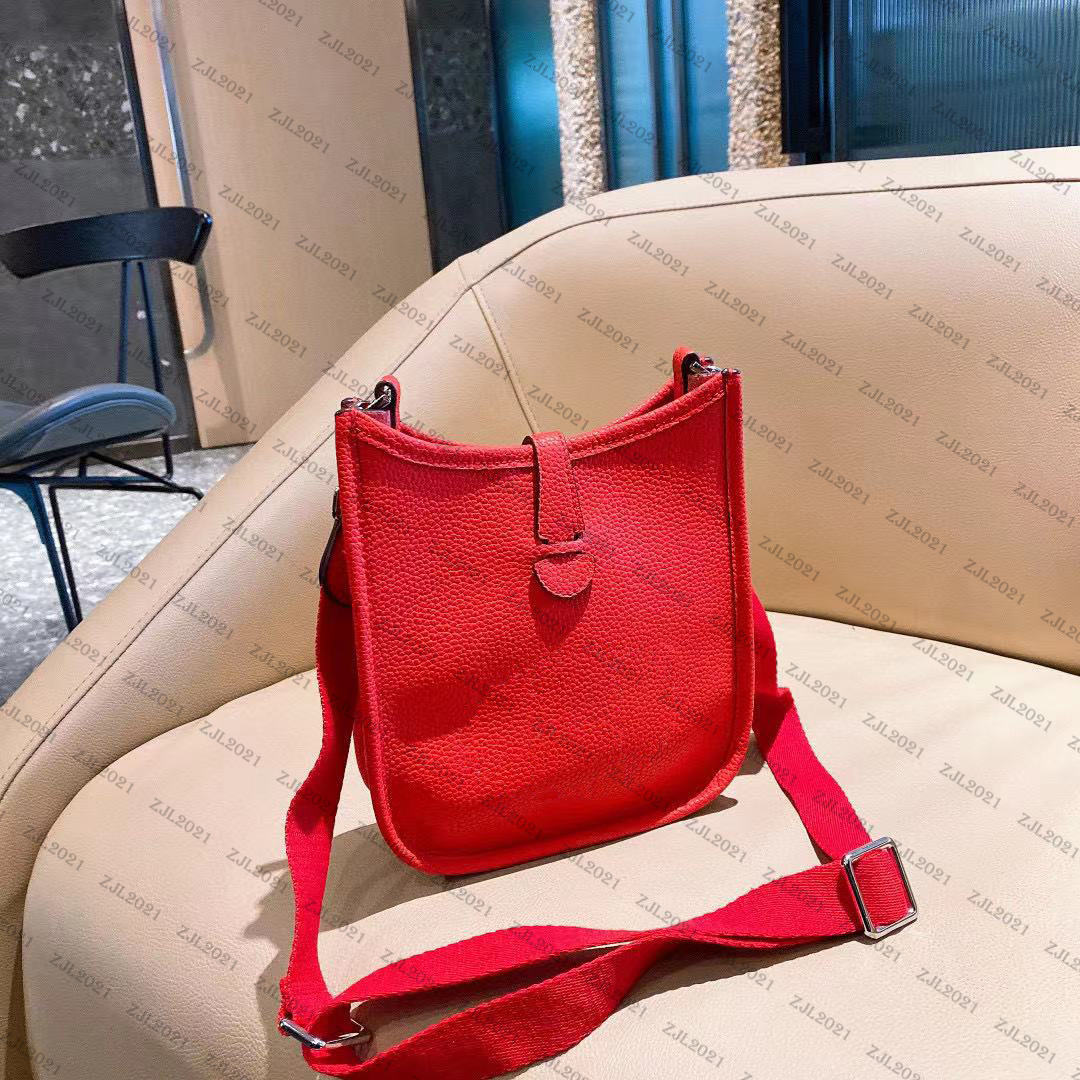 Luxurys Designers Bags mini fashion retro classic hollow perforated leather simple shoulder slung portable size: 19*7*20, Box
Luxurys Designers Bags mini fashion retro classic hollow perforated leather simple shoulder slung portable size: 19*7*20, Box
