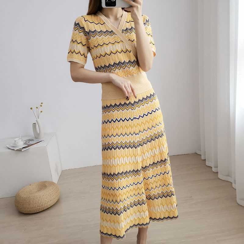Summer Fashion Wavy Stripe Cross V-Neck Slim Knitted Top + High Waist Long Skirt Women Two Piece Outfits Set 210526, Photo color
Summer Fashion Wavy Stripe Cross V-Neck Slim Knitted Top + High Waist Long Skirt Women Two Piece Outfits Set 210526, Photo color