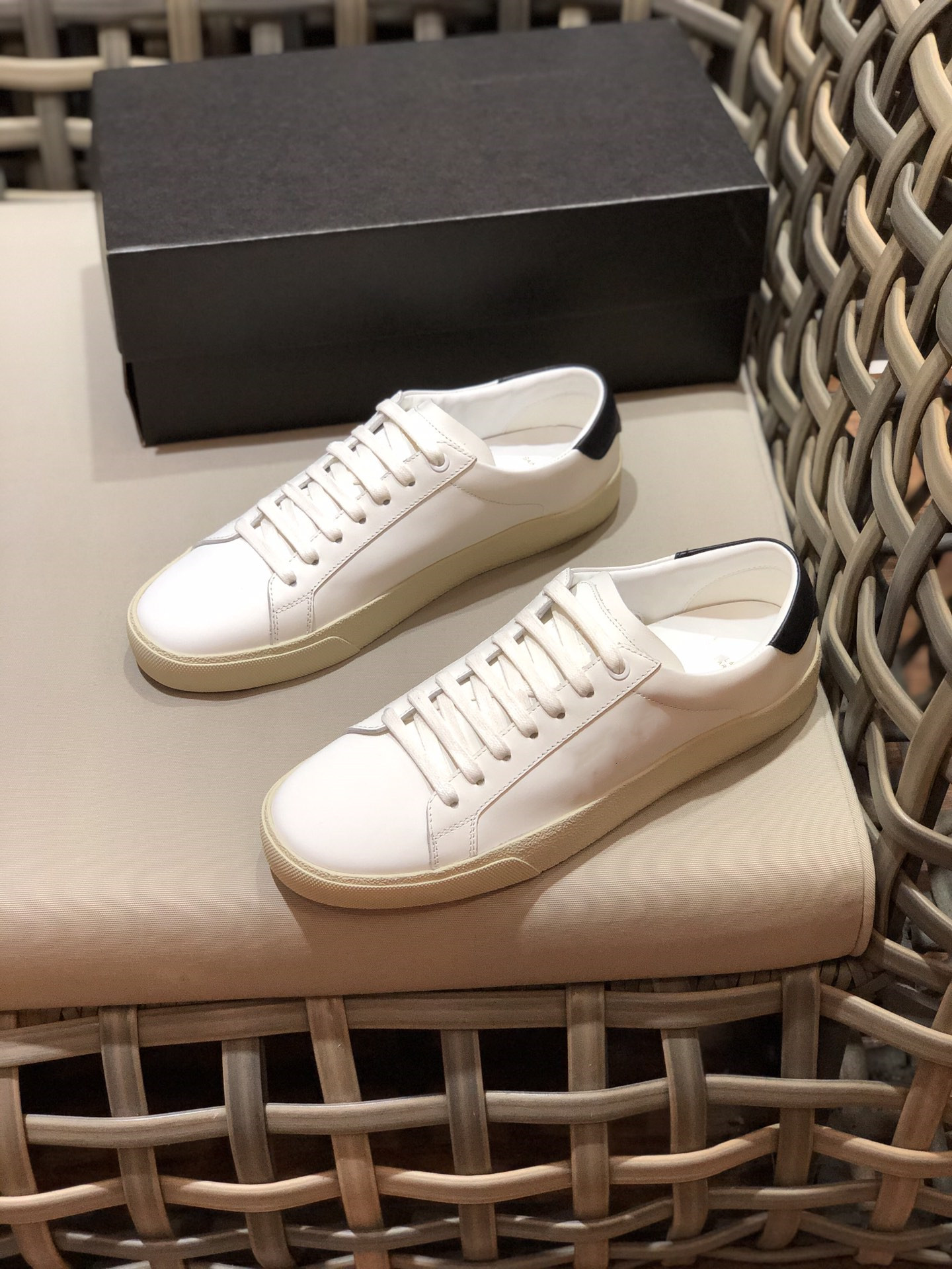 2021 top luxe women and man Cotton canvas little white causal shoes slp lace up quality unisex Sneakers size 36-44
2021 top luxe women and man Cotton canvas little white causal shoes slp lace up quality unisex Sneakers size 36-44