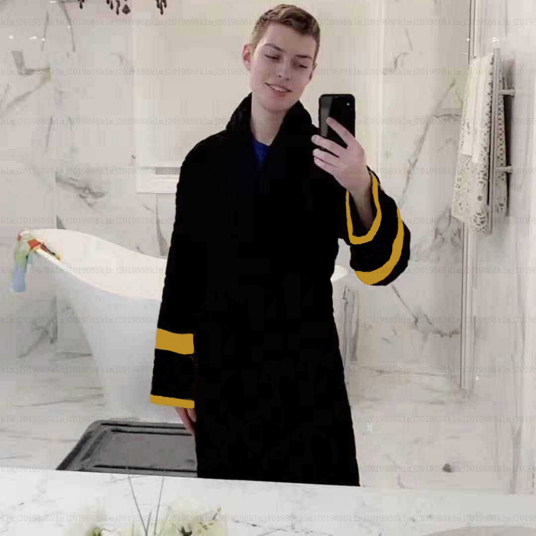 Hot CLASSIC Men's Home Robes Unisex Sleepwear Italy Luxurys Designers Women Bathrobe High Quality Nightgown Fashion Pajams Sleep Tops Black
Hot CLASSIC Men's Home Robes Unisex Sleepwear Italy Luxurys Designers Women Bathrobe High Quality Nightgown Fashion Pajams Sleep Tops Black