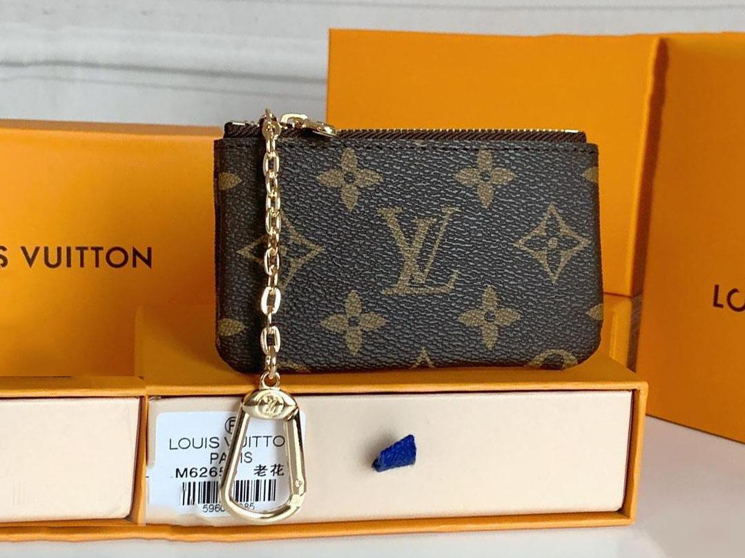 LVLOUIS
VITTONYSL
VUTTON L-65 POUCH Wallets M62650 POCHETTE CLES Designers Womens Mens Key Ring Credit Card Holder Coin Purse Luxury Wallet bags, Brown plaid
LVLOUIS
VITTONYSL
VUTTON L-65 POUCH Wallets M62650 POCHETTE CLES Designers Womens Mens Key Ring Credit Card Holder Coin Purse Luxury Wallet bags, Brown plaid