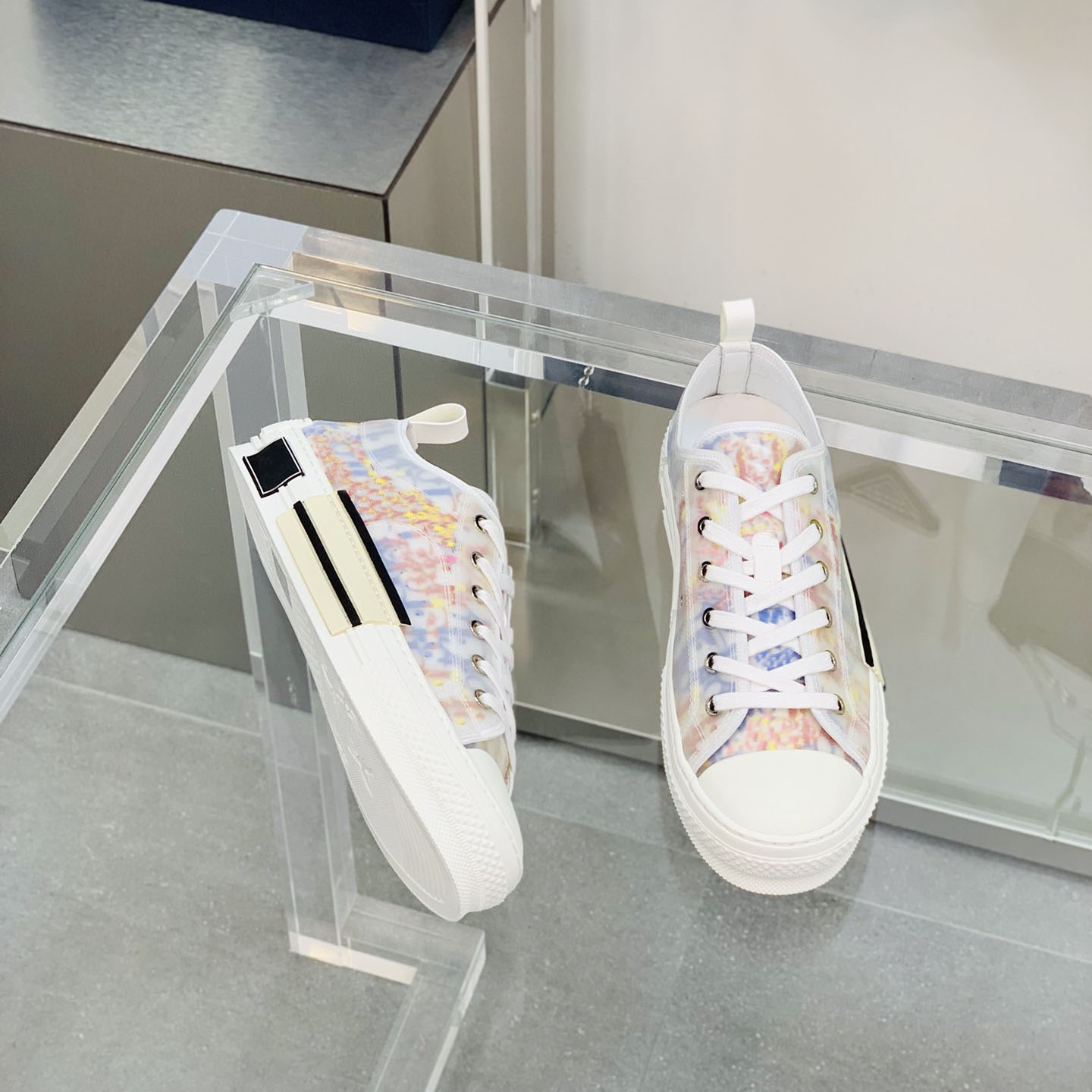 Unisex Low-Top Adult Casual Shoes 3 Colors Laced Up Canvas Shoe Sneaker Retail Size35-42 Gift Box Package, Sockers need to buy with shoes
Unisex Low-Top Adult Casual Shoes 3 Colors Laced Up Canvas Shoe Sneaker Retail Size35-42 Gift Box Package, Sockers need to buy with shoes