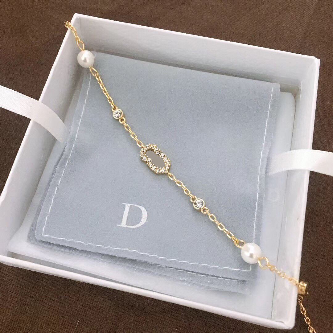 Luxury 2021 designer Charm Bracelets exquisite jewelry women fashion unique style bracelet lovers birthday engagement Festival high quality good, Golden;silver
Luxury 2021 designer Charm Bracelets exquisite jewelry women fashion unique style bracelet lovers birthday engagement Festival high quality good, Golden;silver