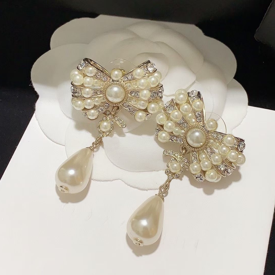 Diamants highest counter quality luxury diamonds Earrings Studs 2021 new designer sale 925 silver needle official reproductions fashion ladies exquisite gift
Diamants highest counter quality luxury diamonds Earrings Studs 2021 new designer sale 925 silver needle official reproductions fashion ladies exquisite gift