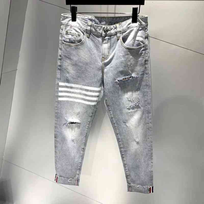 Thom Browne2021 Tb Summer New Four Bar Print Wash Elastic Slim Fit Small Foot Fashion Jeans, Light blue youth notes f205
Thom Browne2021 Tb Summer New Four Bar Print Wash Elastic Slim Fit Small Foot Fashion Jeans, Light blue youth notes f205