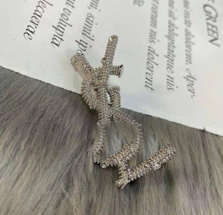 2021 new brass European and American Rhinestone Brooch female twist pin fashion simple temperament Brooch accessories
2021 new brass European and American Rhinestone Brooch female twist pin fashion simple temperament Brooch accessories