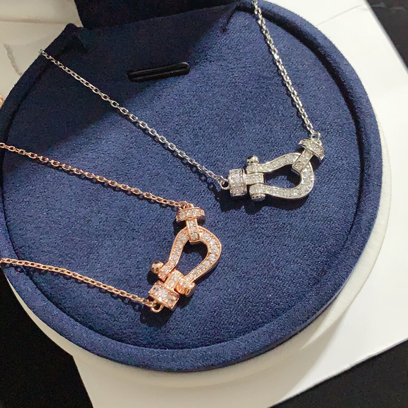 F home 925 small horseshoe buckle necklace with diamond pendant plated with 18K Rose Gold
F home 925 small horseshoe buckle necklace with diamond pendant plated with 18K Rose Gold
