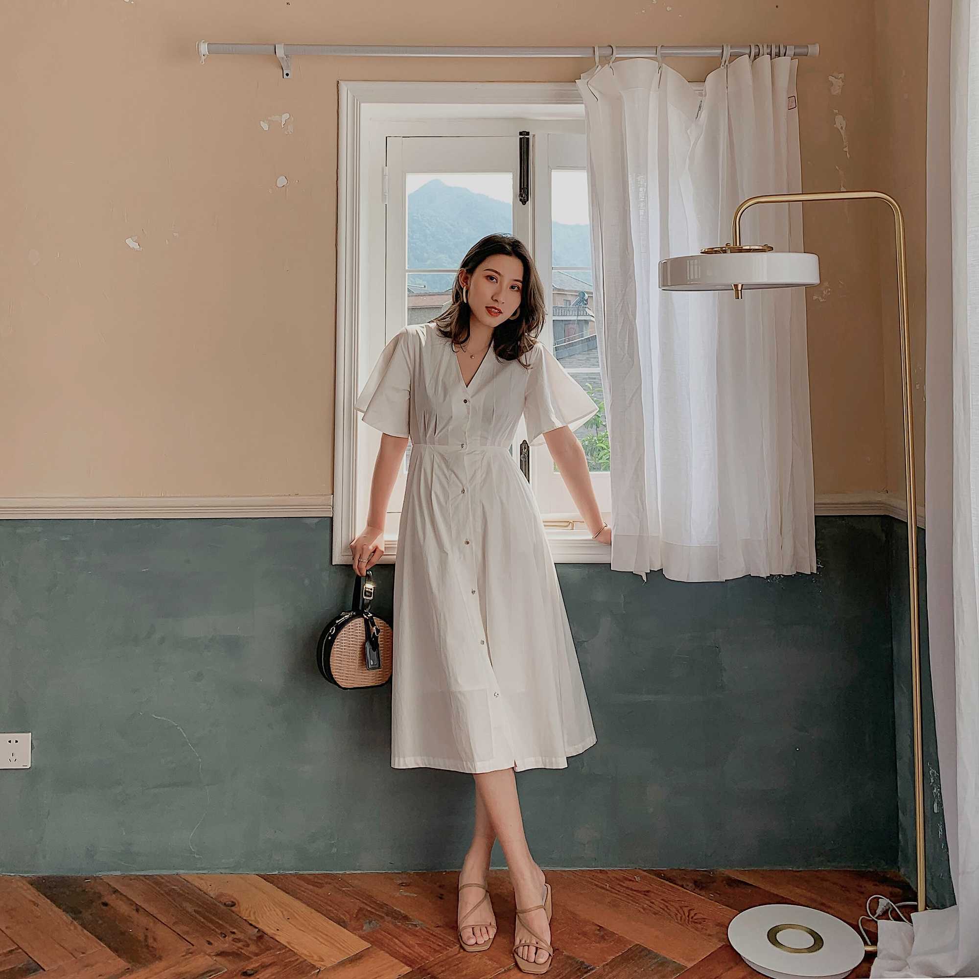 Sexy Women's Summer Dress Solid White Flare Sleeve Cut Out Waist Hollow A Line Dresses High Street Vestido 210608
Sexy Women's Summer Dress Solid White Flare Sleeve Cut Out Waist Hollow A Line Dresses High Street Vestido 210608