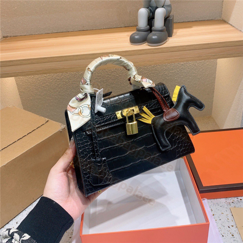 Top Quality 2022 luxurys designers Shoulder Bags Women Totes Messenger Bag Fashion Vintage printing classic crossbody Genuine Leather Handbag Cross Body, No bags
Top Quality 2022 luxurys designers Shoulder Bags Women Totes Messenger Bag Fashion Vintage printing classic crossbody Genuine Leather Handbag Cross Body, No bags